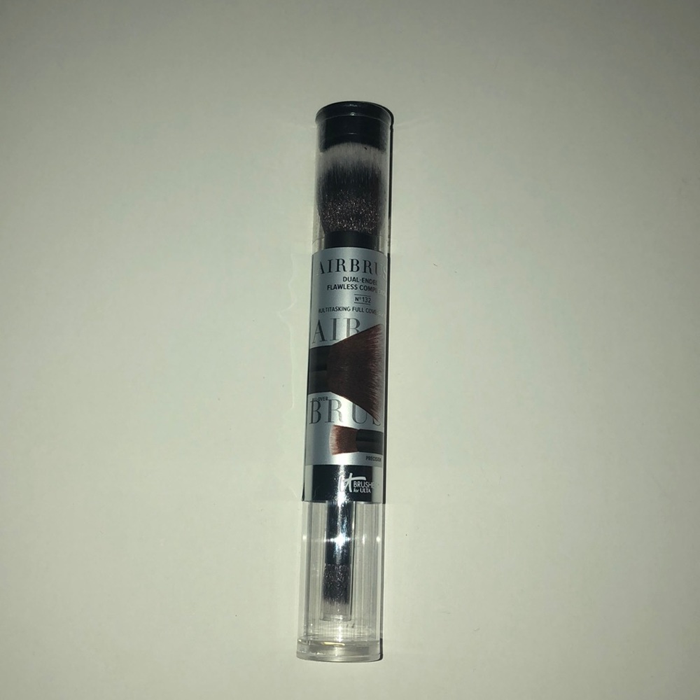 It cosmetics double sized airbrush brush